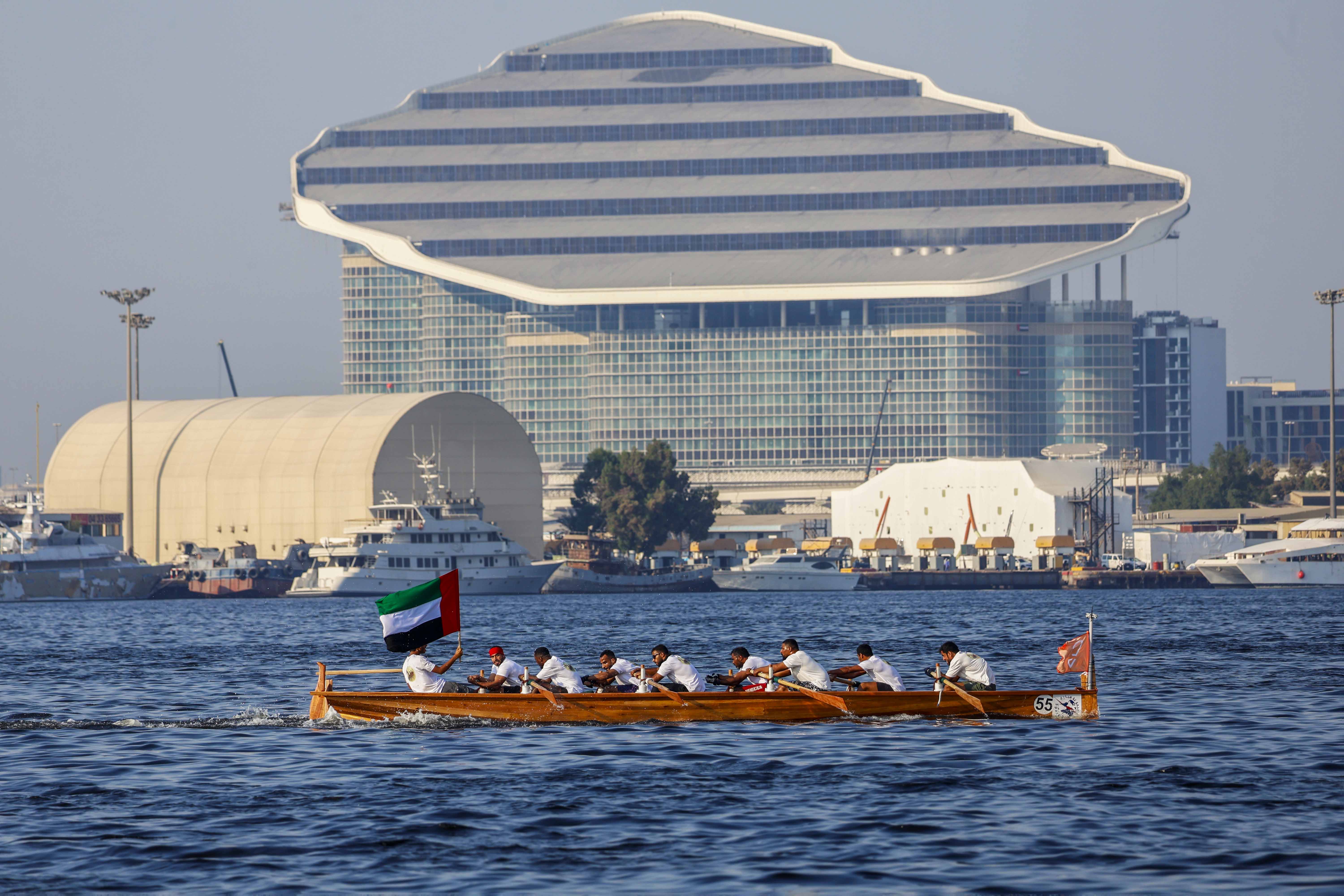 قارب تجديف تقليدي